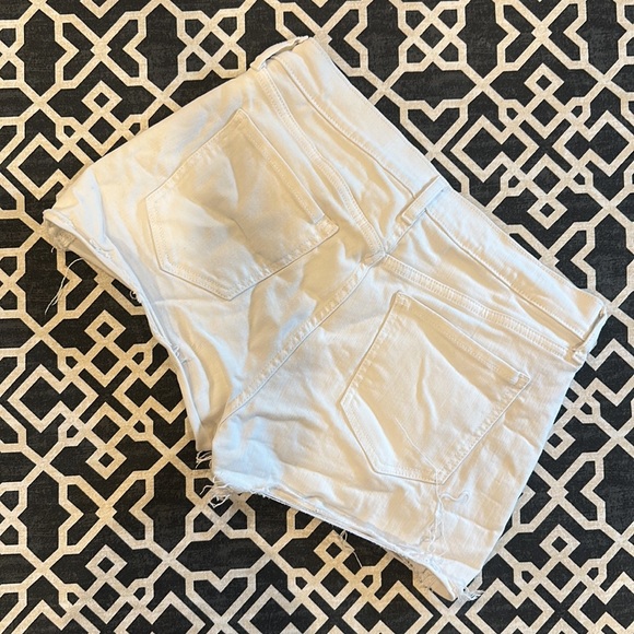 Old Navy mid-rise stretch denim shorts - Picture 2 of 3